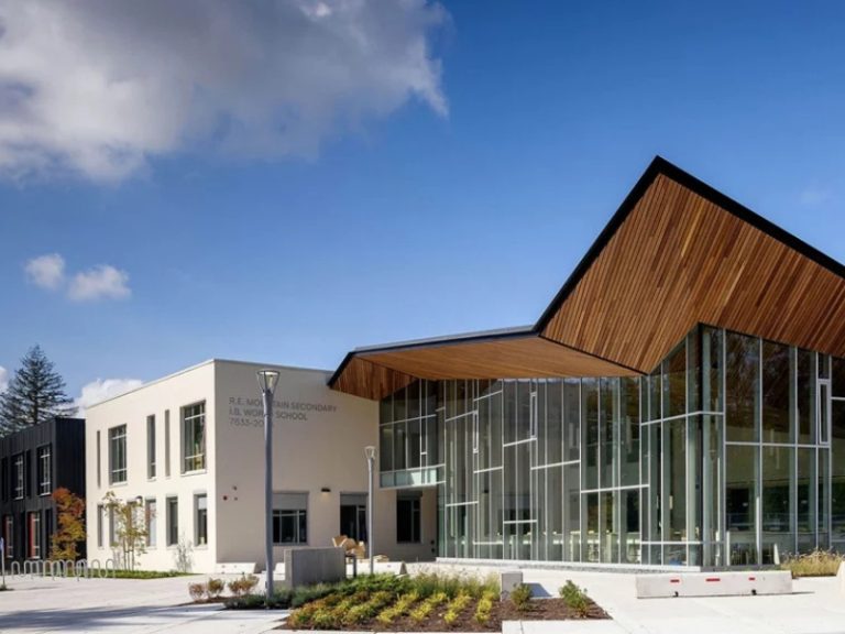 R.E. Mountain Secondary｜Langley School District Board｜Woori 加拿大最大遊留學代辦Woori